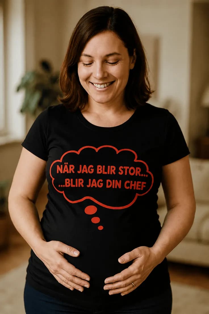 Gravid t-shirt Din lilla chef – NÄR JAG BLIR STOR...