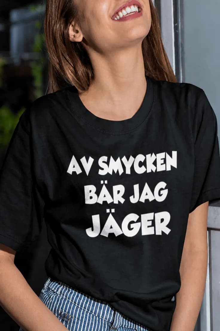 Rolig t-shirt Bär bara Jäger – AV SMYCKEN BÄR JAG