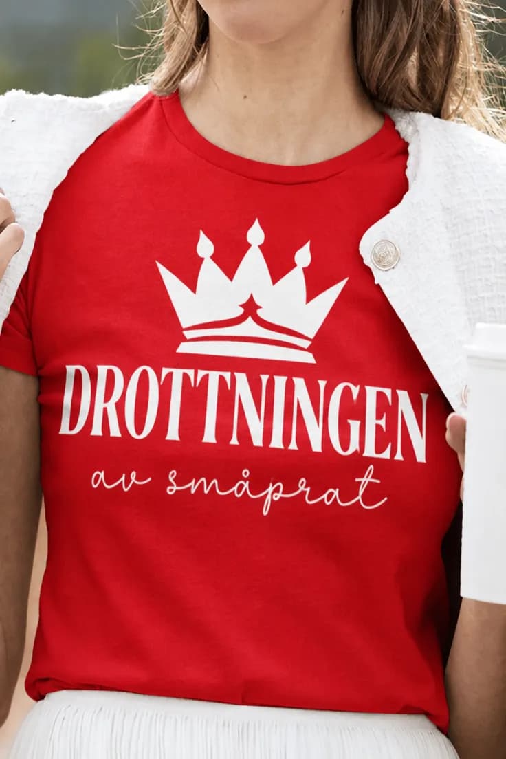 Rolig t-shirt Drottning av småprat – DROTTNINGEN