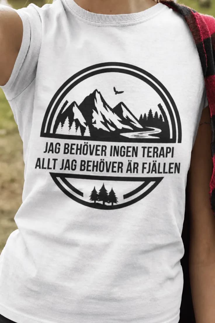 Rolig t-shirt Fjällterapi – JAG BEHÖVER INGEN TERAPI