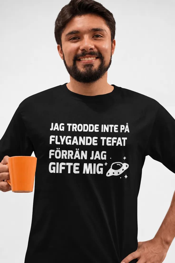 Rolig t-shirt Flygande tefat – JAG TRODDE INTE PÅ