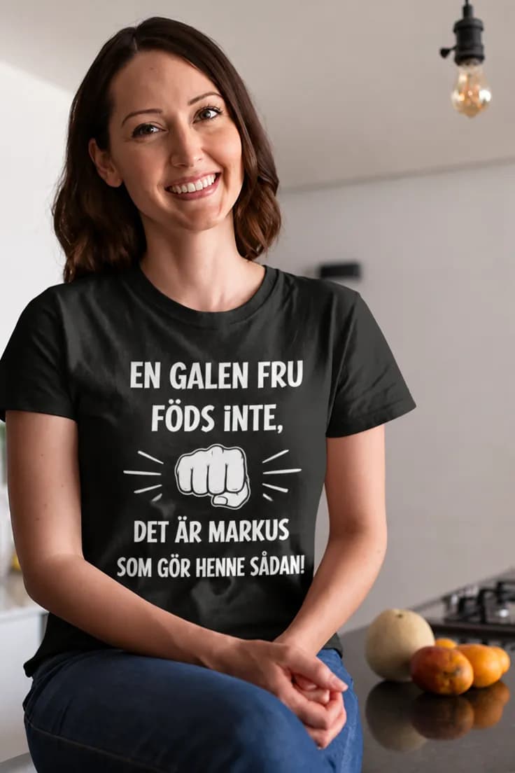 Rolig t-shirt Galen fru med namn – EN GALEN FRU