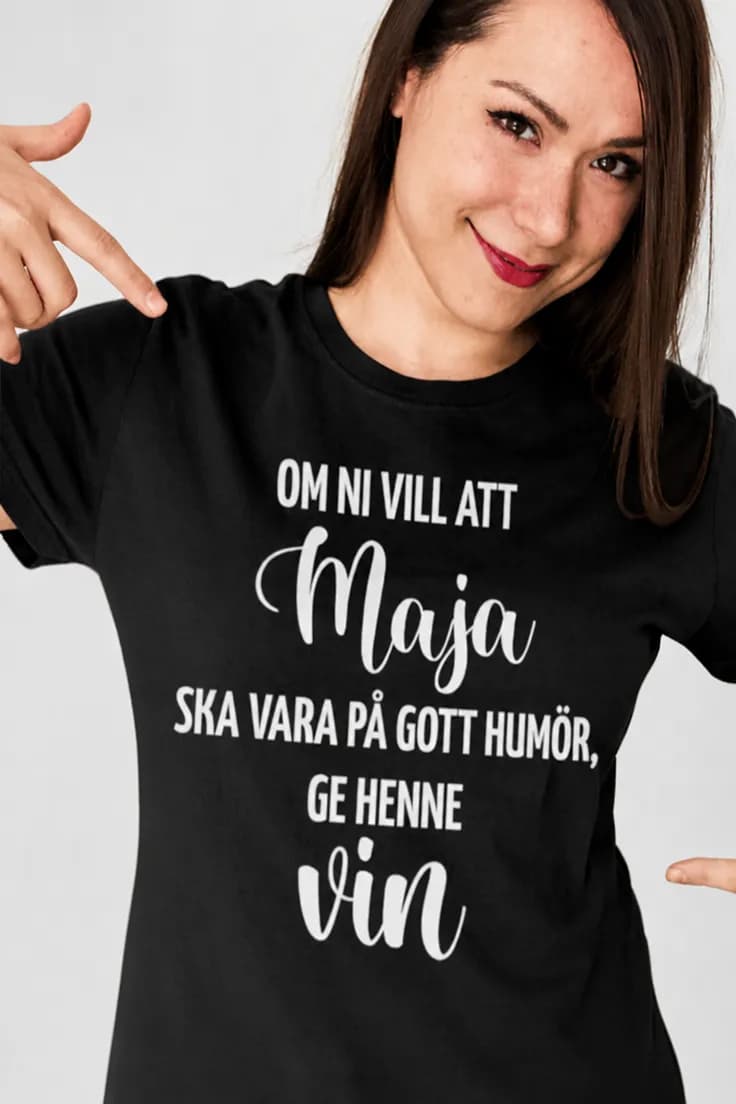 Rolig t-shirt Ge henne vin med namn – OM NI VILL ATT