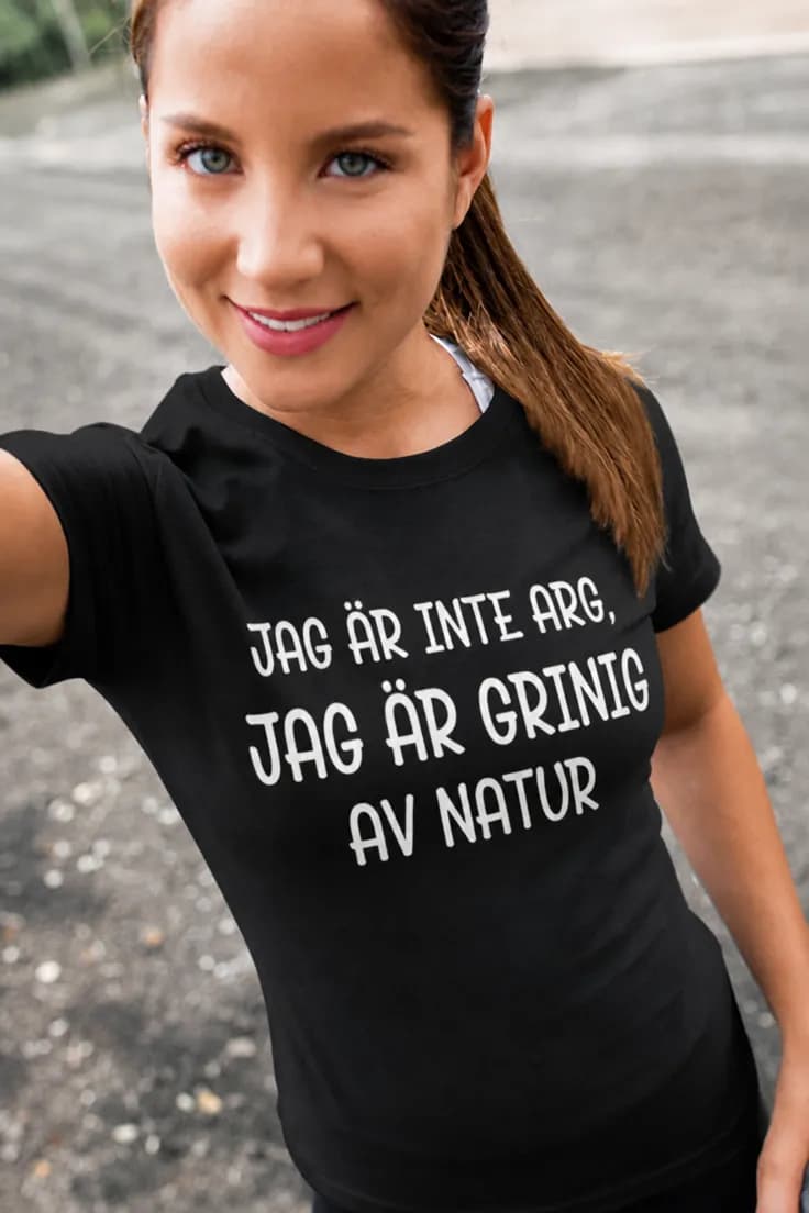 Rolig t-shirt Inte arg av natur – JAG ÄR INTE ARG