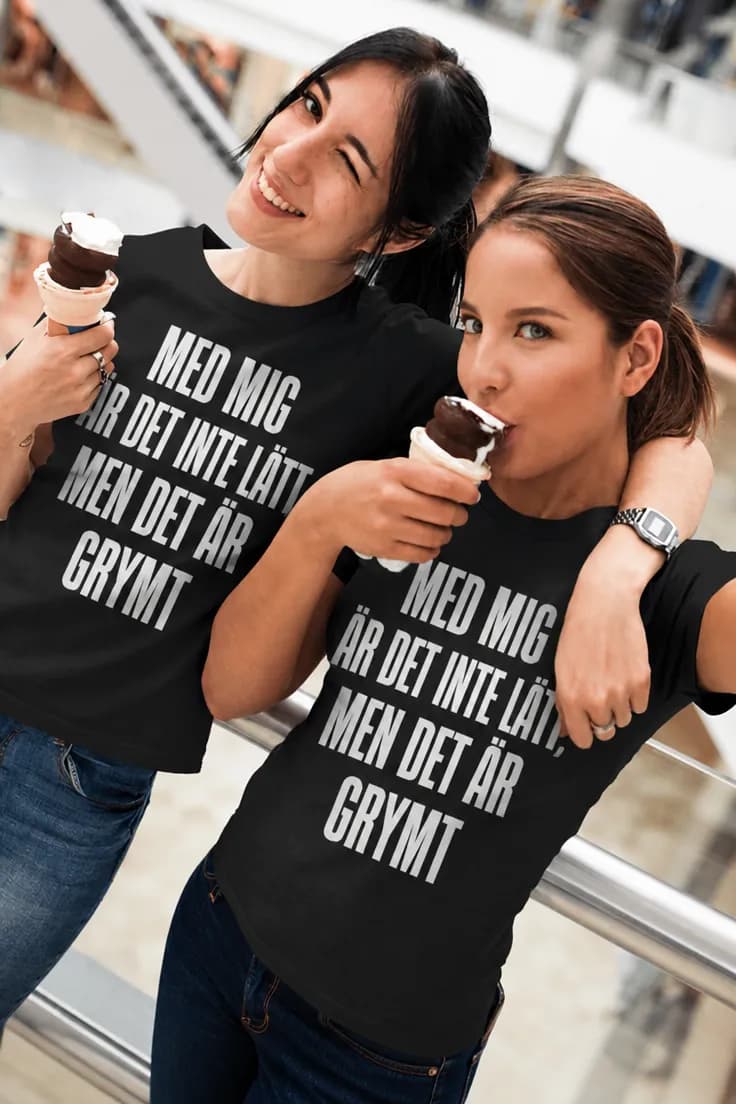 Rolig t-shirt Inte lätt men grymt – MED MIG ÄR D