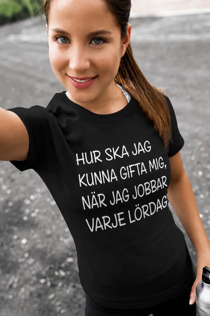 Rolig t-shirt Jobbar varje lördag – HUR SKA JAG