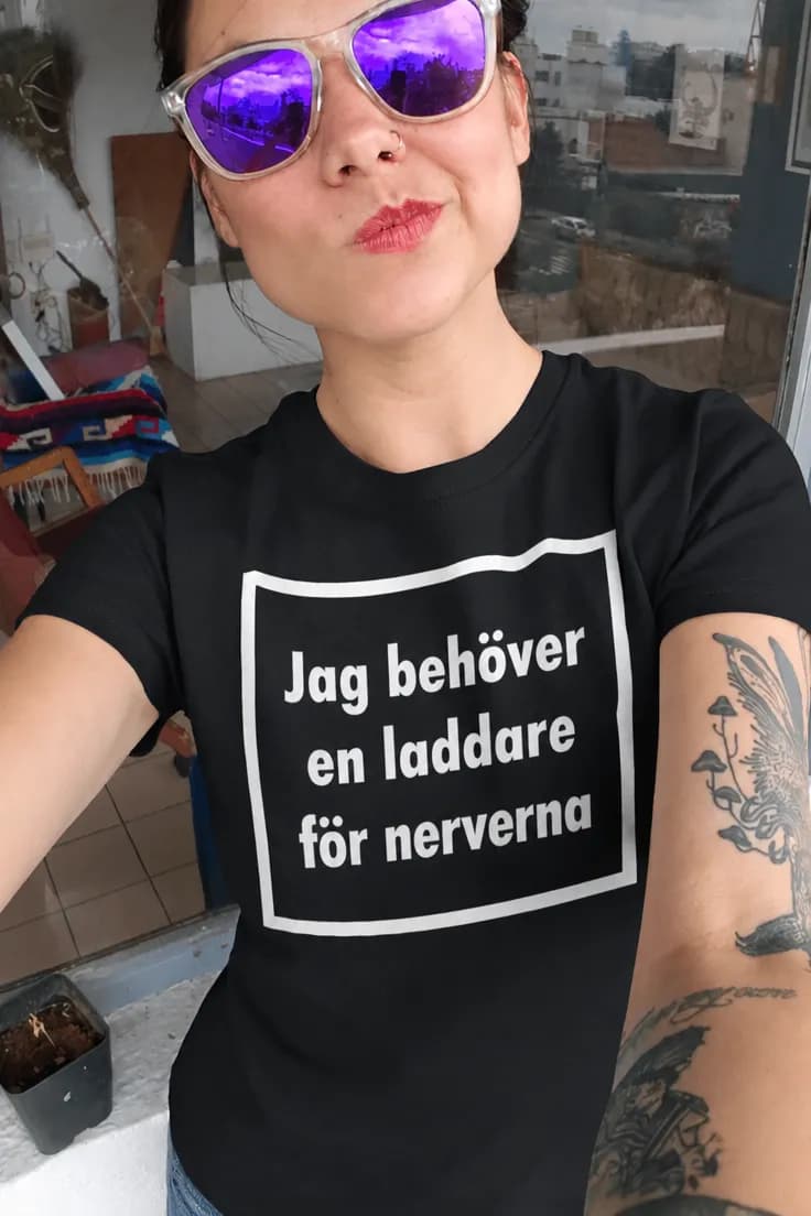 Rolig t-shirt Laddare för nerverna – Jag behöver