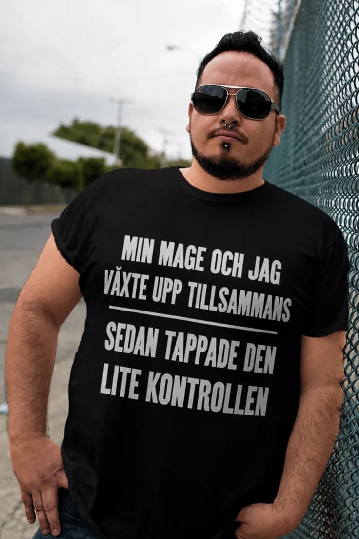 Rolig t-shirt Magen ur kontroll – MIN MAGE OCH JAG
