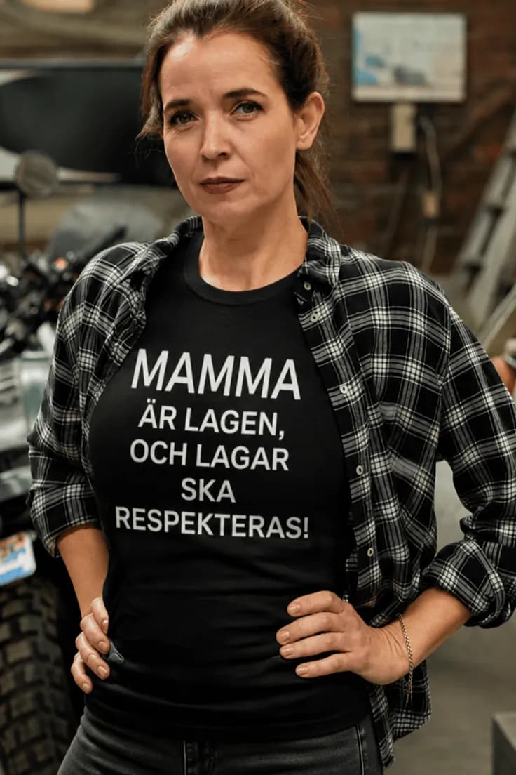 Rolig t-shirt Mamma är lagen – MAMMA ÄR LAGEN,