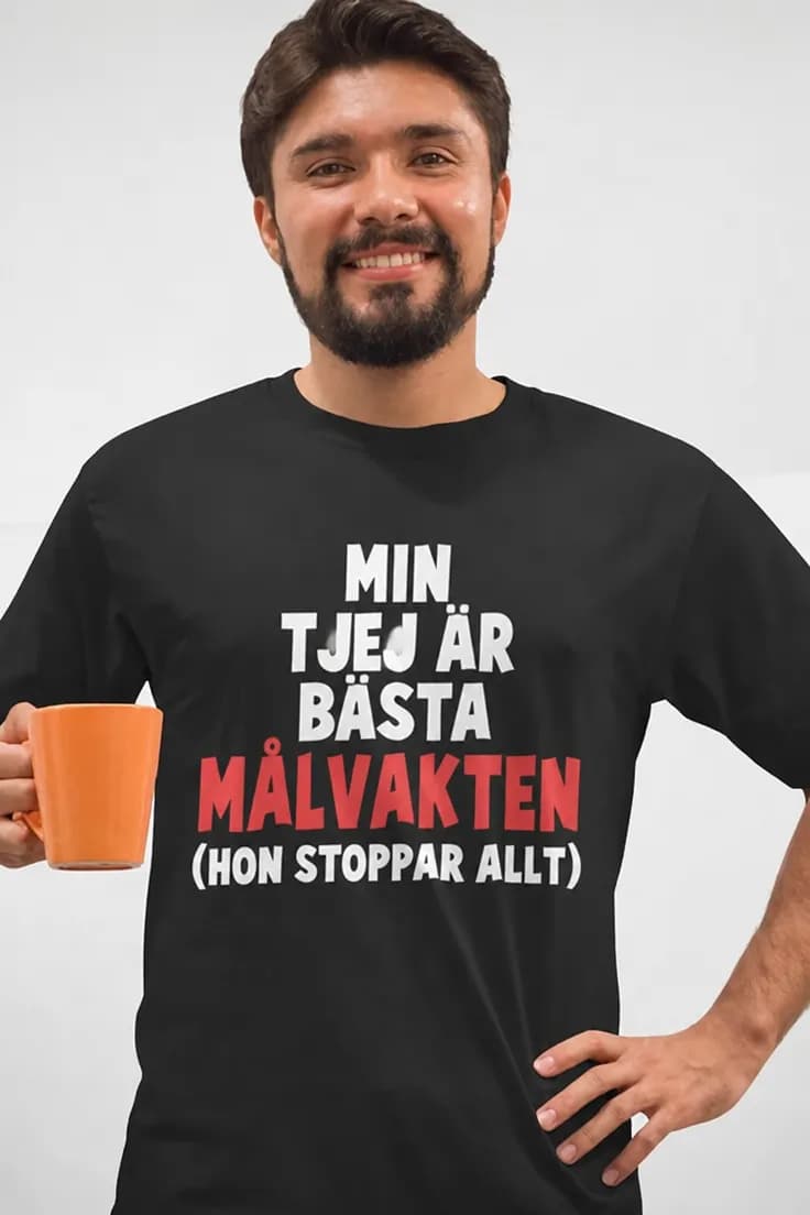 Rolig t-shirt Min tjej är målvakt – MIN TJEJ ÄR