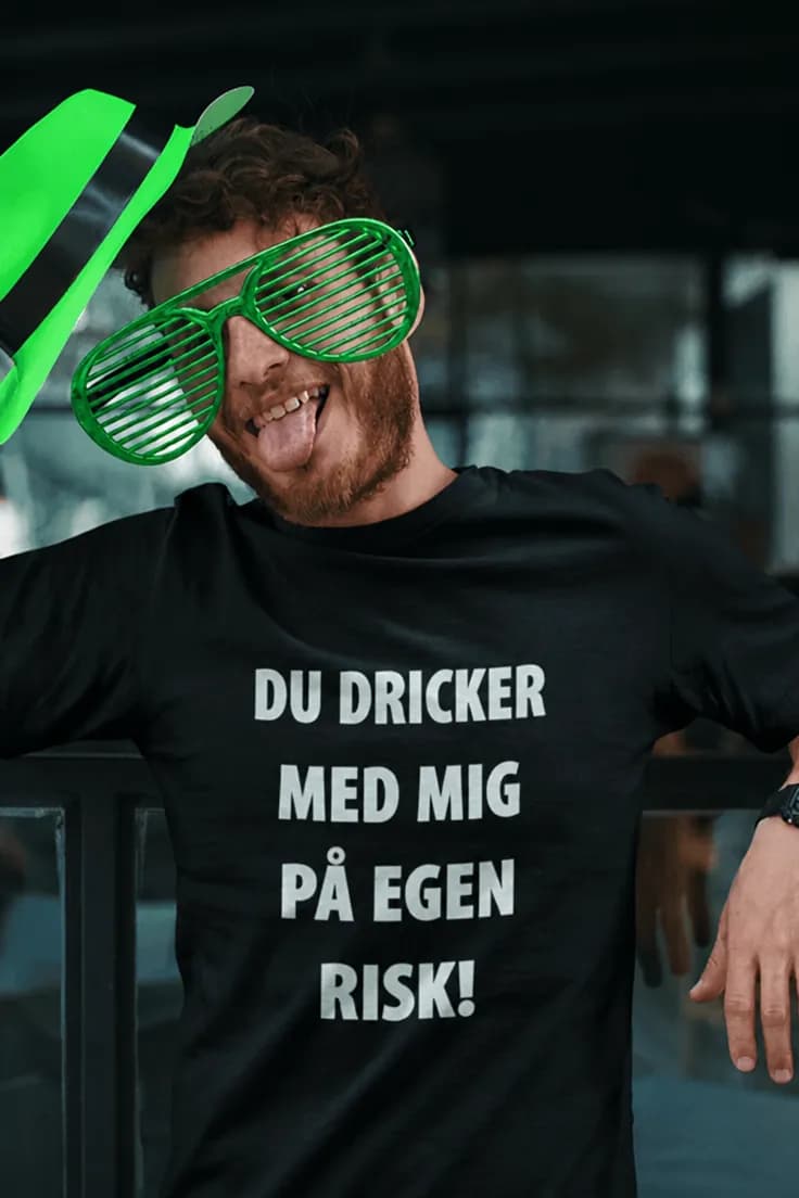 Rolig t-shirt På egen risk – DU DRICKER MED MIG