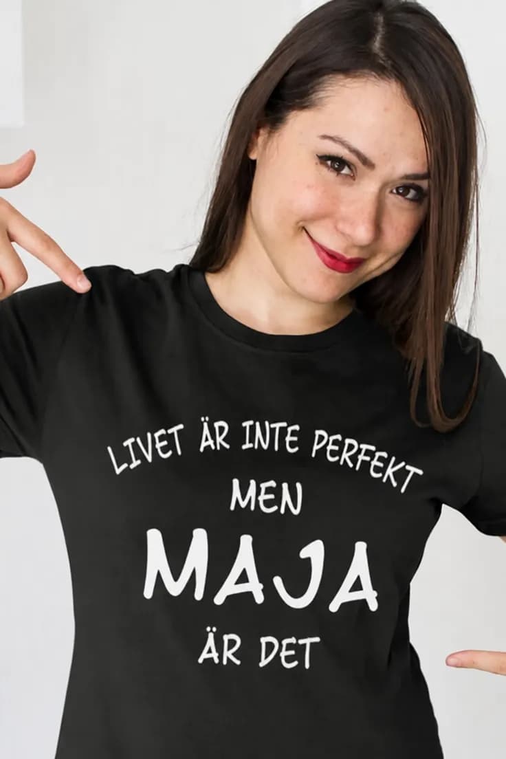 Rolig t-shirt Perfekt liv med namn – MAJA är det
