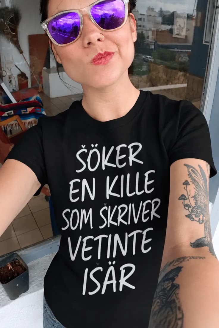 Rolig t-shirt Söker en kille – SÖKER EN KILLE