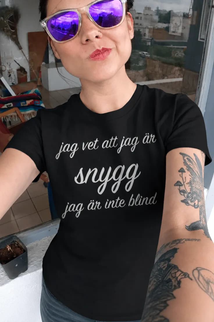 Rolig t shirt Snygg inte blind – jag vet att jag är