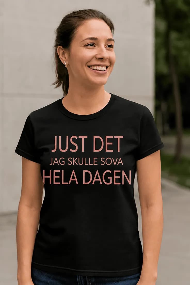 Rolig t-shirt Sova hela dagen – JUST DET