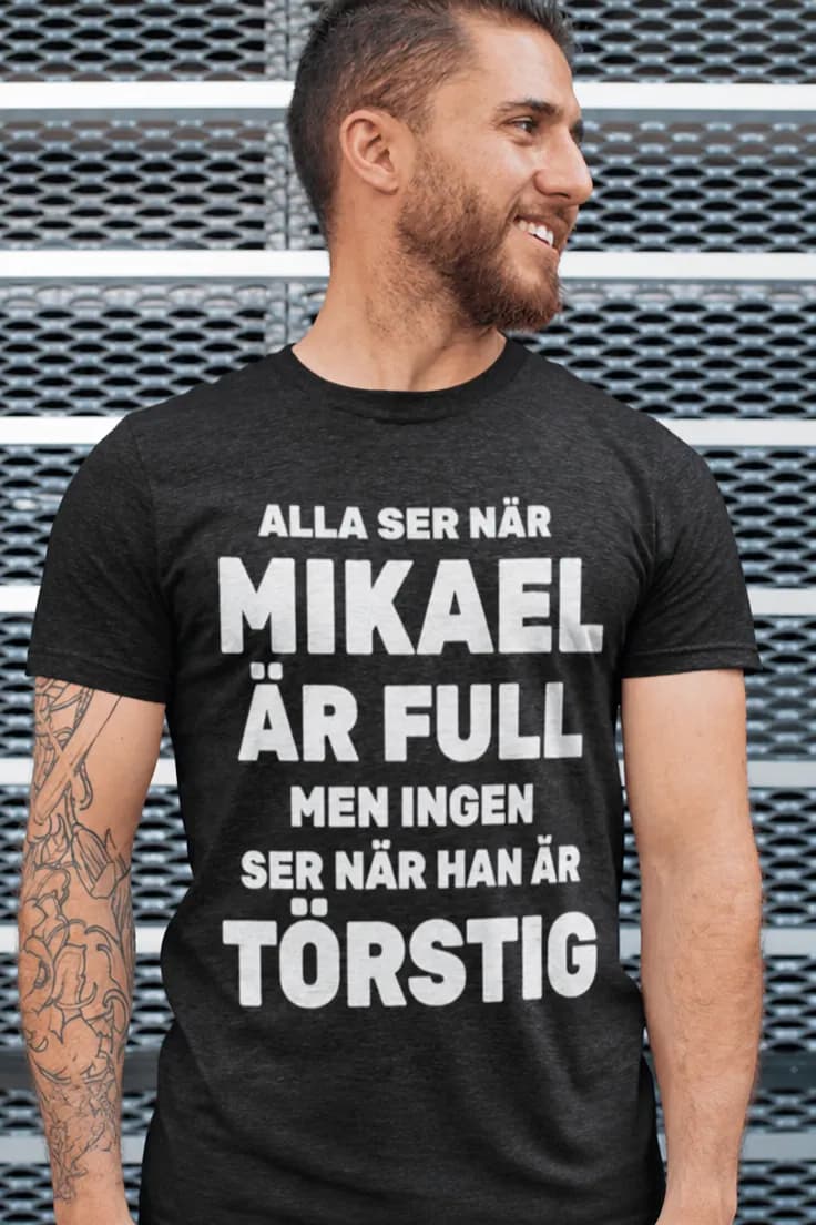 Rolig t-shirt Törstig med namn – ALLA SER NÄR MIKAEL