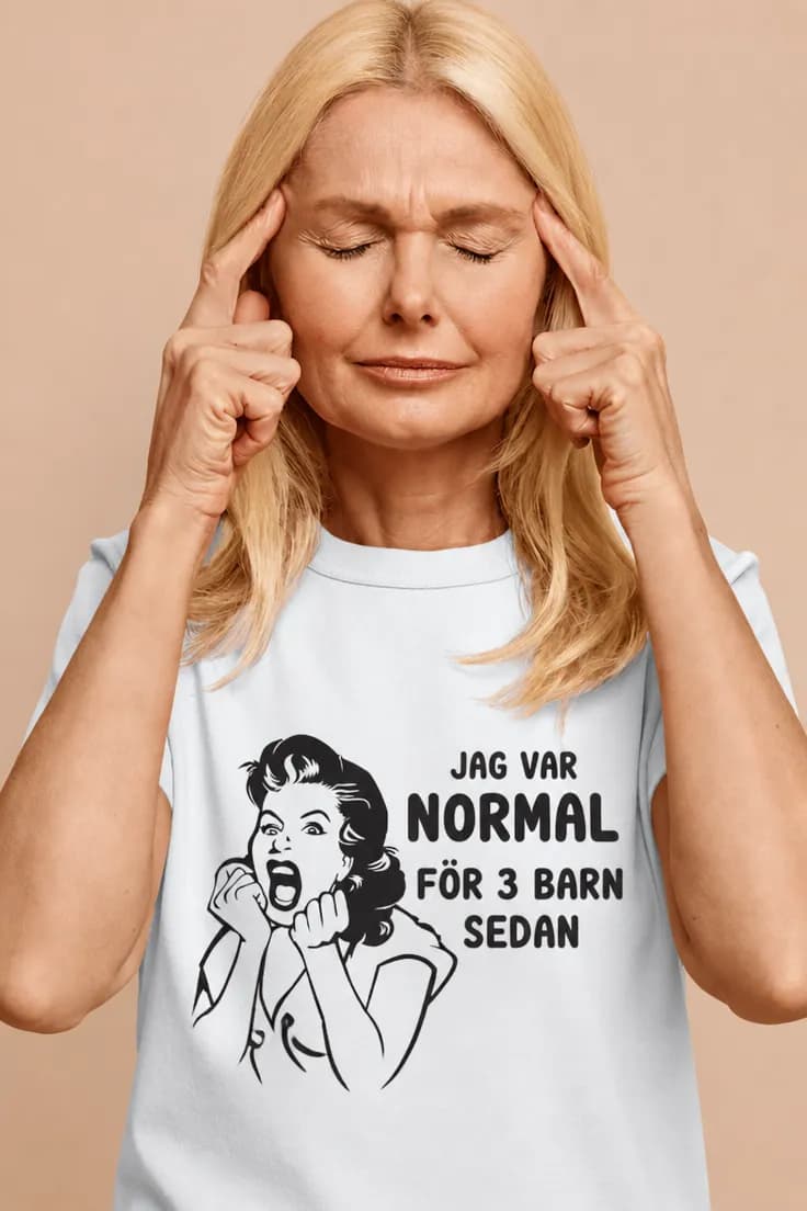 Rolig t-shirt Tre barn sedan – JAG VAR NORMAL