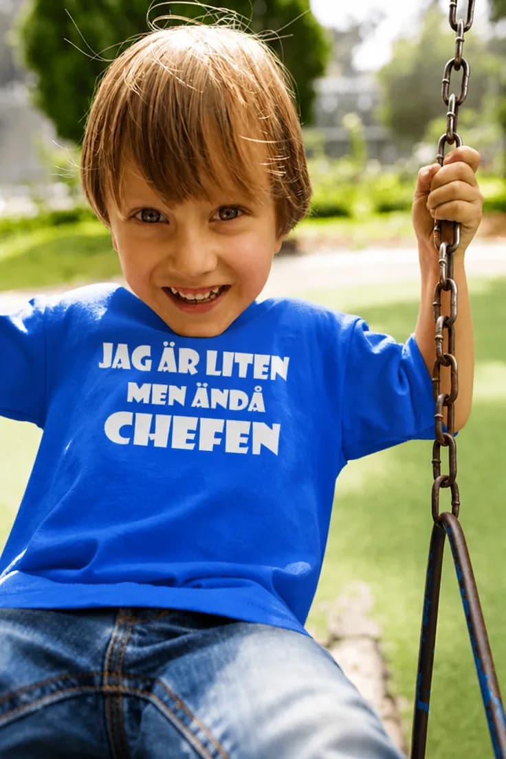 Barn t-shirt Liten men ändå chef – JAG ÄR LITEN