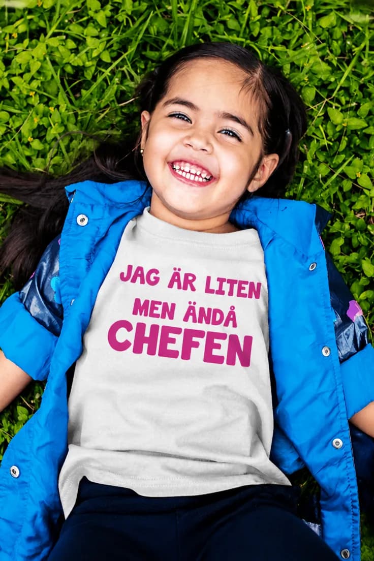 Barn t-shirt Liten men ändå chefen | JAG ÄR LITEN