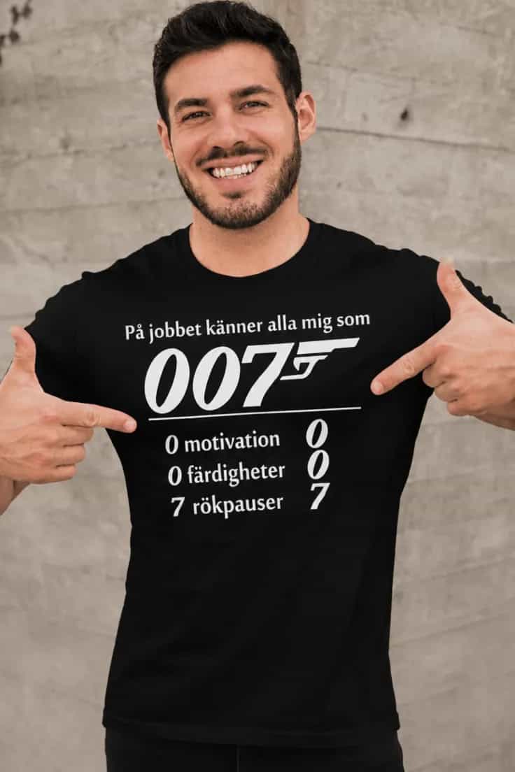 Rolig t-shirt 007 på jobbet – På jobbet känner alla