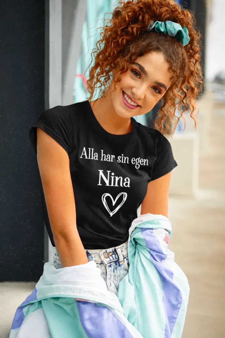 Rolig t-shirt Alla har sin egen med namn