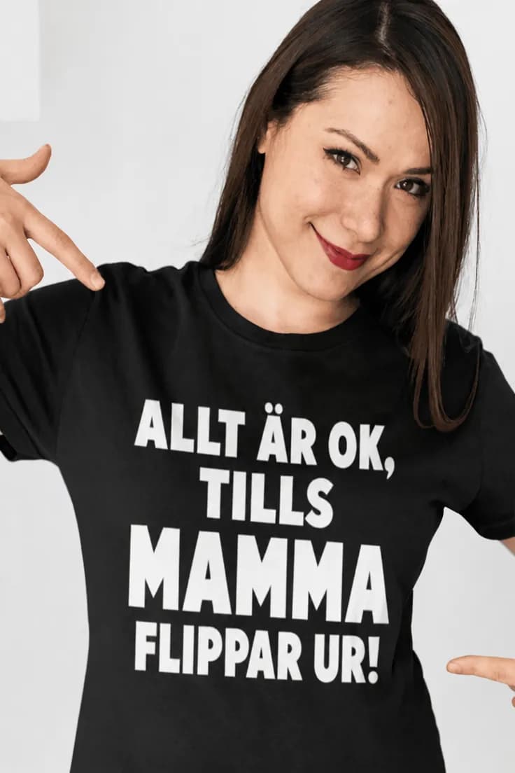 Rolig t-shirt Allt är ok mamma – ALLT ÄR OK
