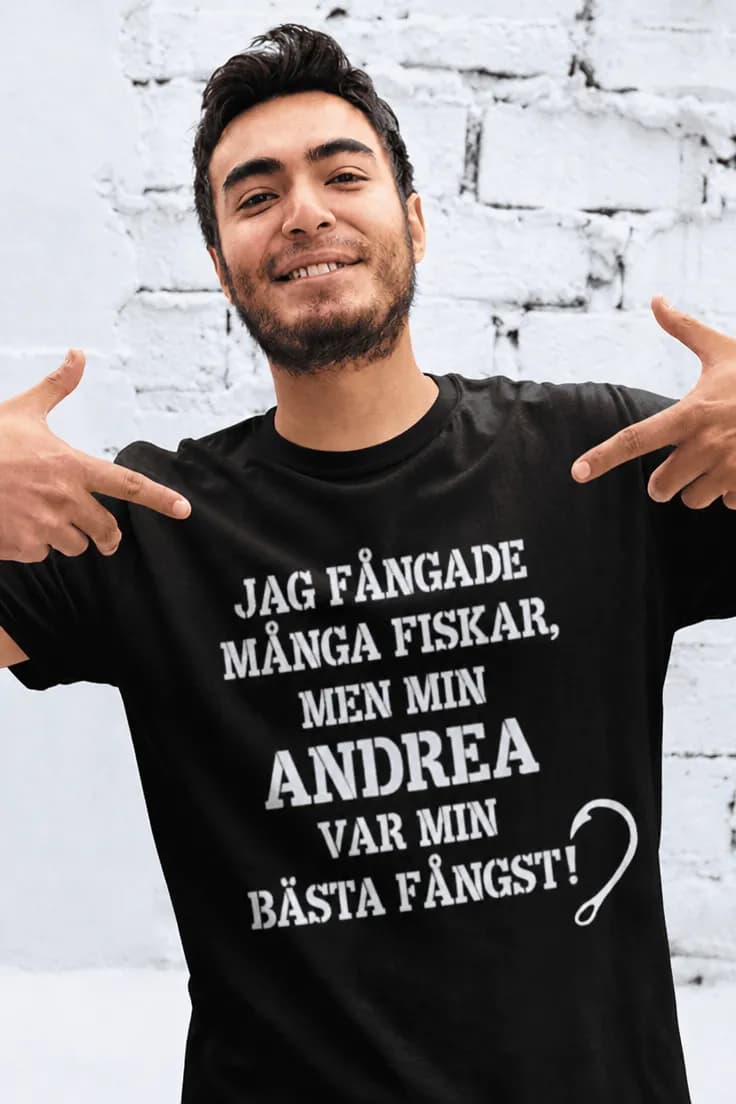 Rolig t-shirt bästa fångsten med namn – JAG FÅNGADE