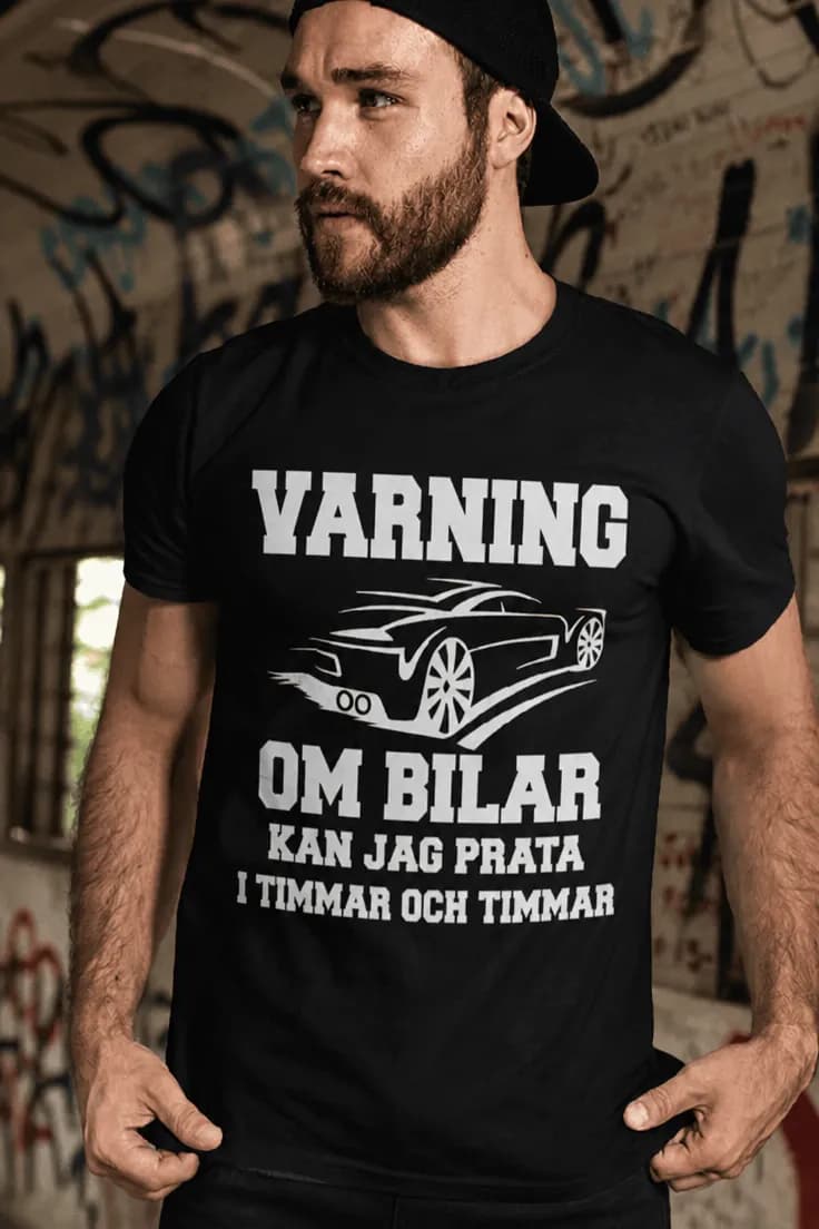 Rolig t-shirt Bilar i timmar – VARNING OM BILAR