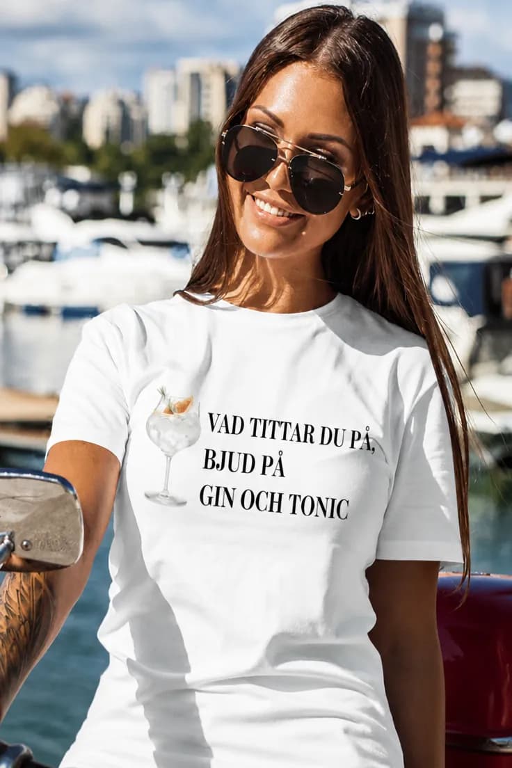 Rolig t-shirt Bjud på gin och tonic – VAD TITTAR