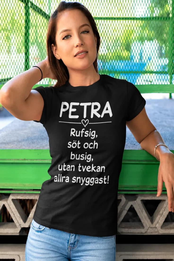 Rolig t-shirt Busig och snygg med namn PETRA