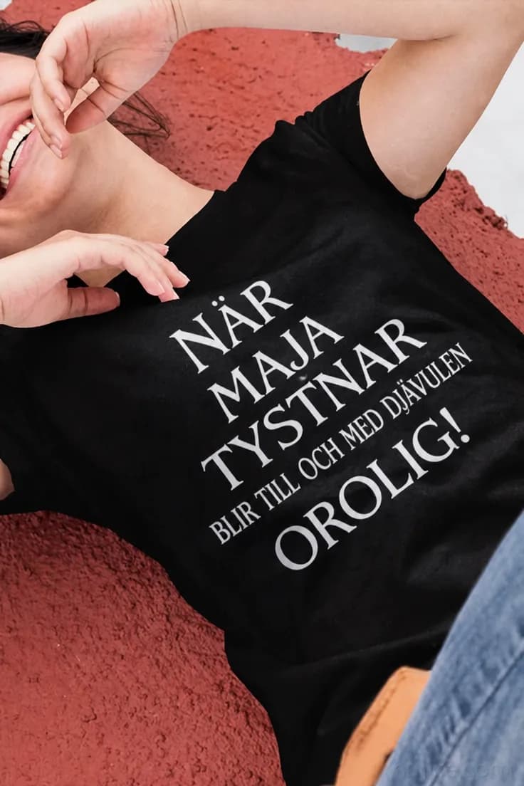 Rolig t-shirt djävulen blir orolig med namn