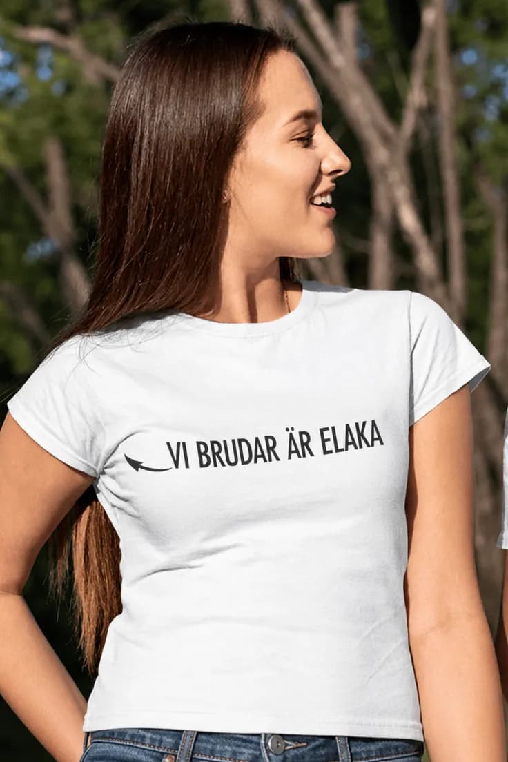 Rolig t-shirt elaka brudar – VI BRUDAR ÄR ELAKA