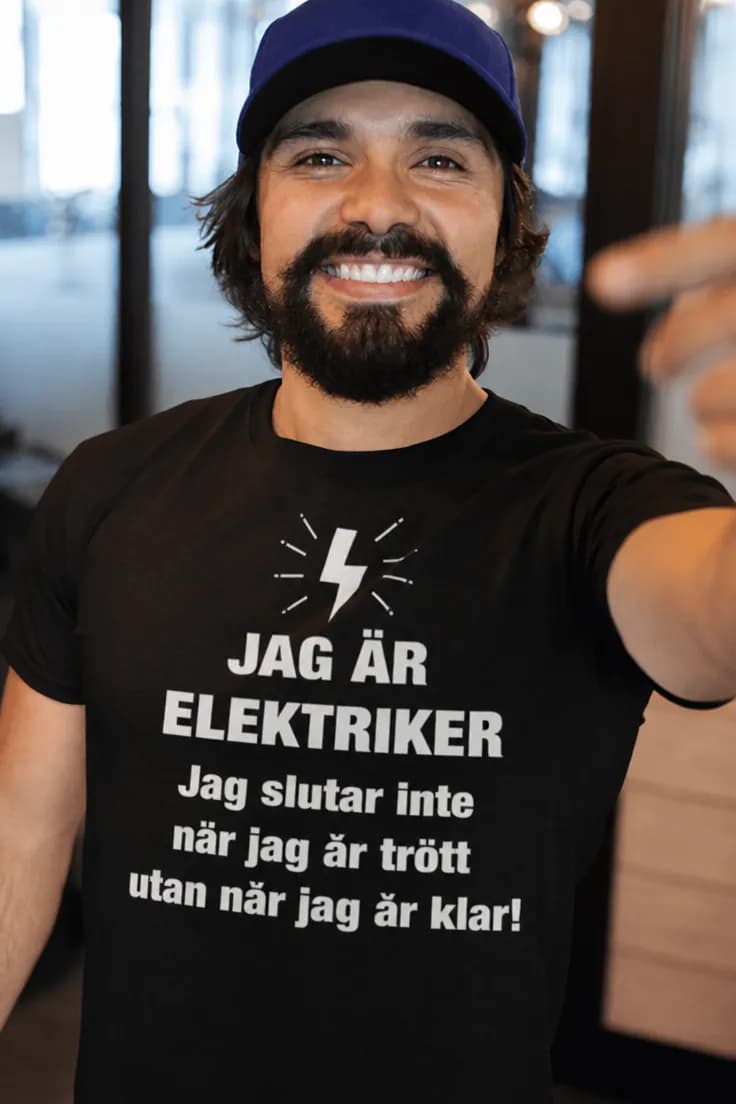 T-shirt Elektriker slutar aldrig – med valfritt yrke