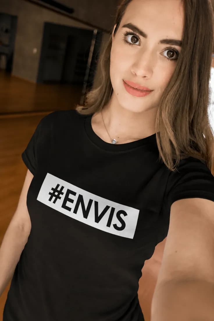 Rolig t-shirt Envis – #ENVIS