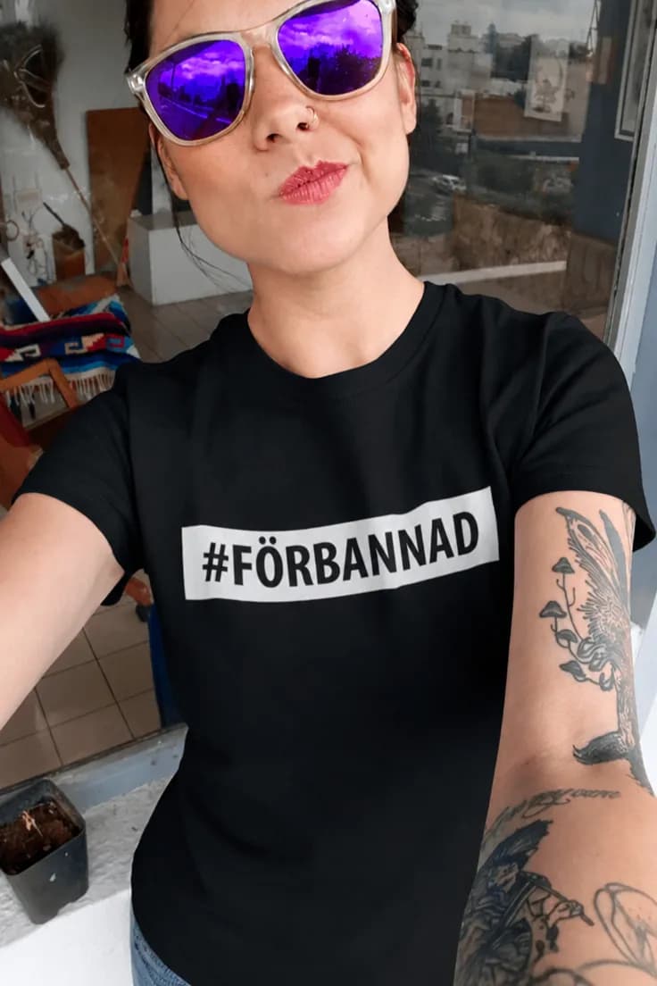 Rolig t-shirt Förbannad – #FÖRBANNAD
