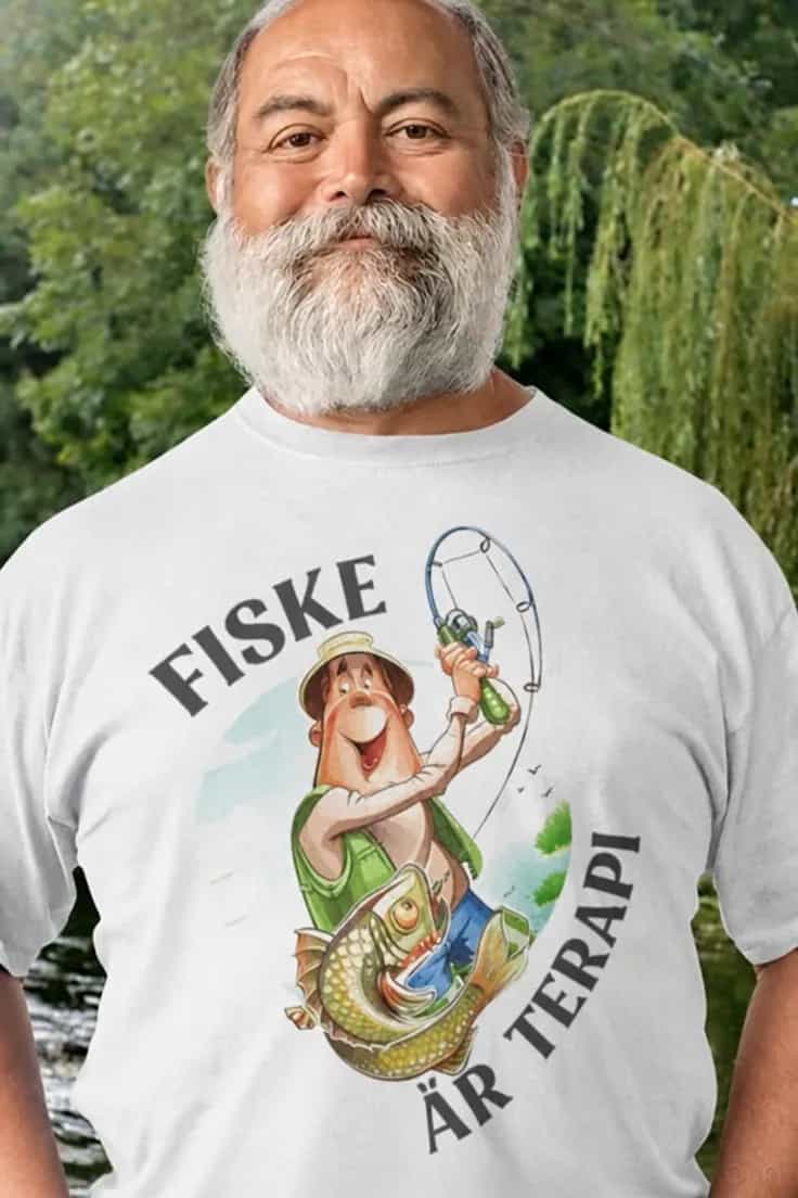 Rolig t-shirt Fiske är terapi – FISKE ÄR TERAPI.