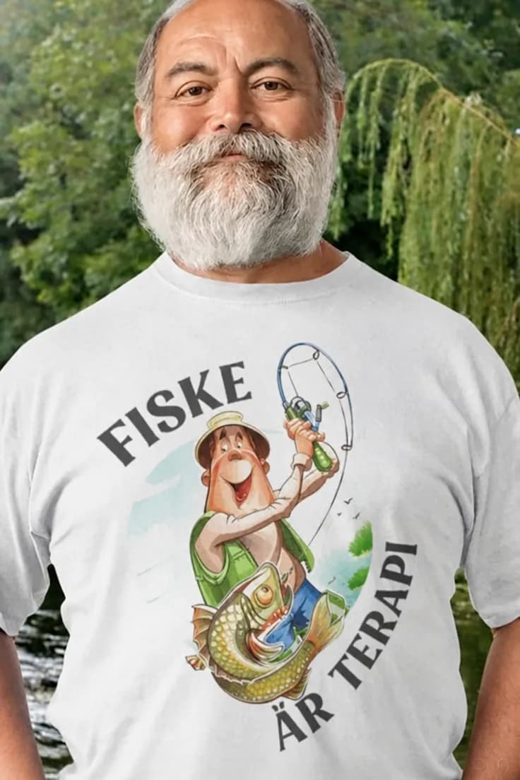 Rolig t-shirt Fiske är terapi – FISKE ÄR TERAPI.