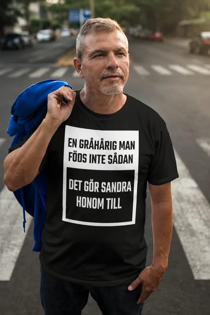 Rolig t-shirt Gråhårig man med namn