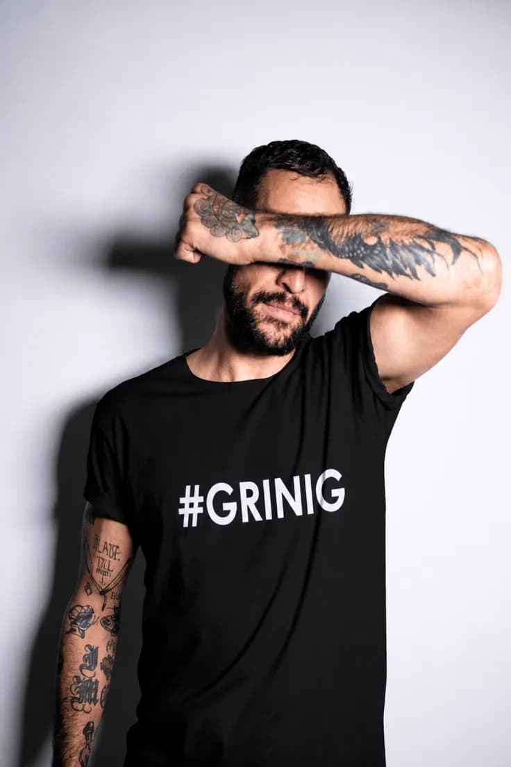 Rolig t-shirt Grinig - #GRINIG