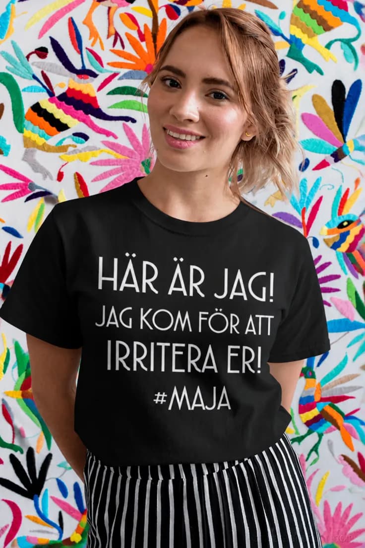 Rolig t-shirt Här för att irritera med namn
