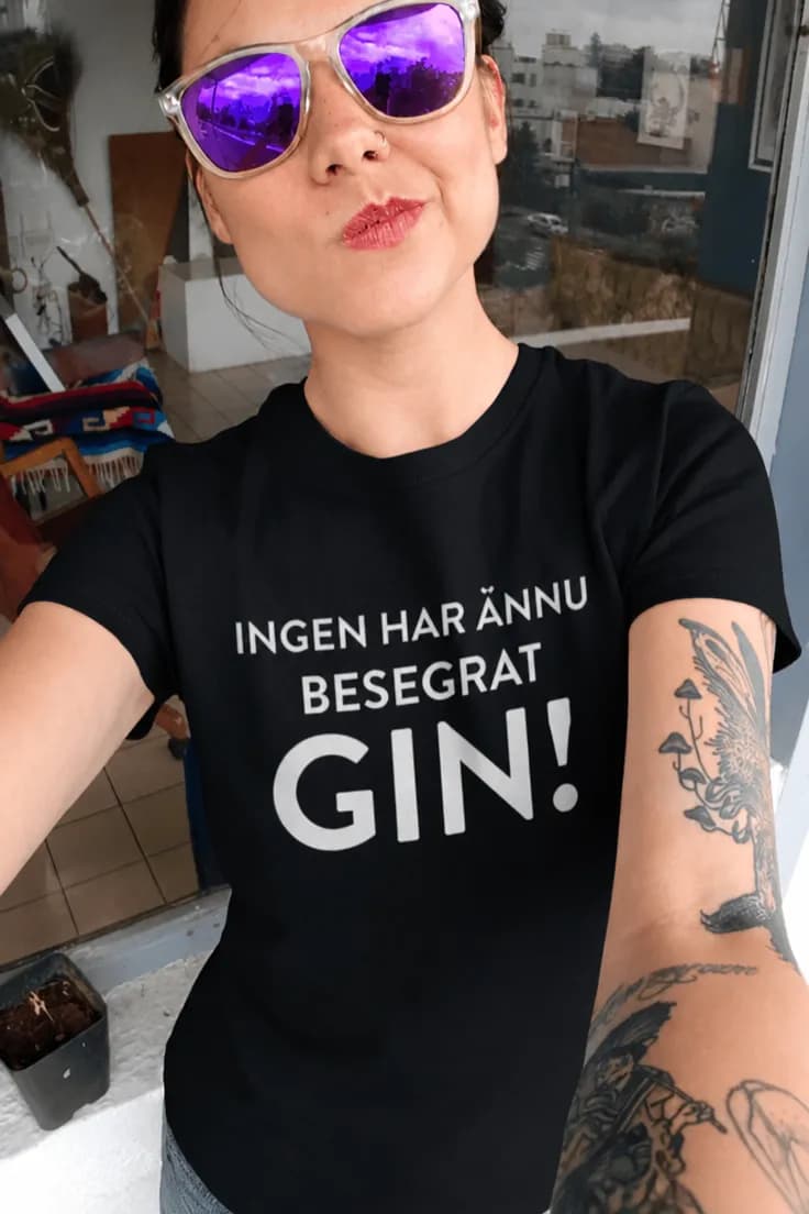 T-shirt Ingen besegrar gin med valfri text