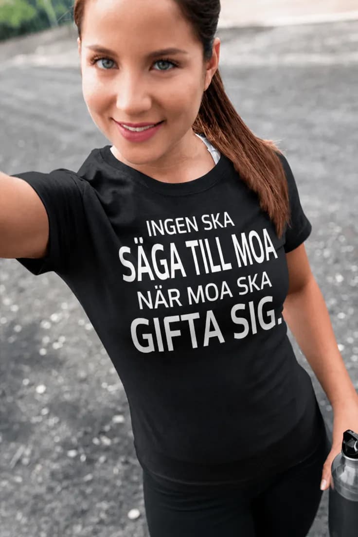 Rolig t-shirt Ingen bestämmer bröllop med namn