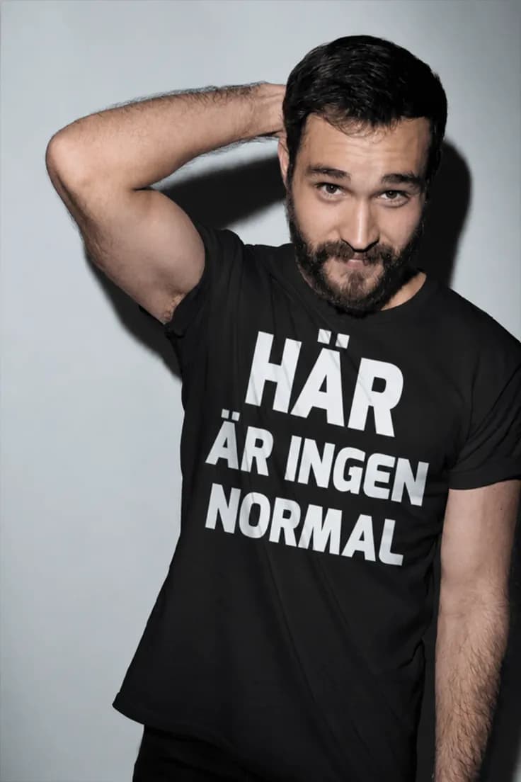 Rolig t-shirt Ingen är normal här – HÄR ÄR INGEN