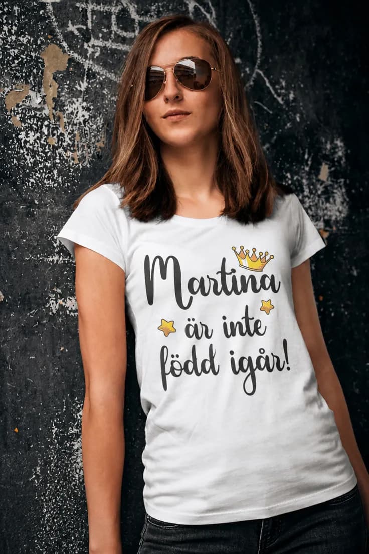 Rolig t-shirt Inte född igår med namn