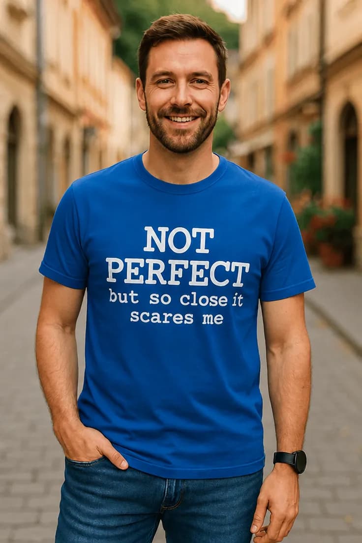 Rolig t-shirt Inte perfekt nästan läskigt nära