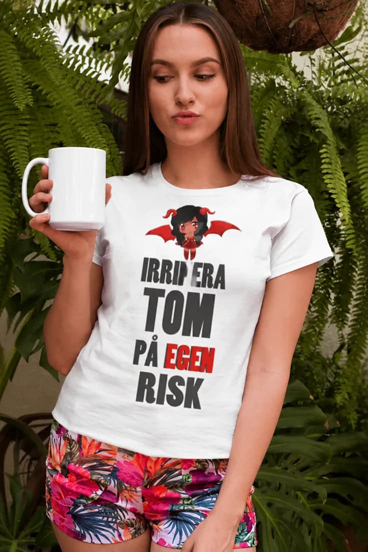 Rolig t-shirt Irritera på egen risk med namn