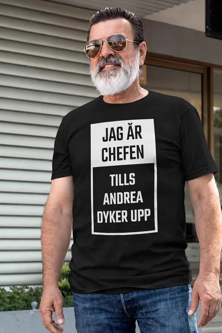 Rolig t-shirt Jag är chefen med namn