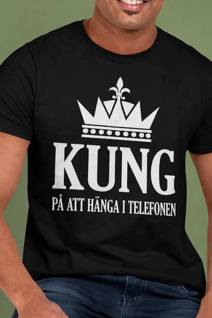 Rolig t-shirt Kung i telefonen – KUNG PÅ ATT HÄNGA