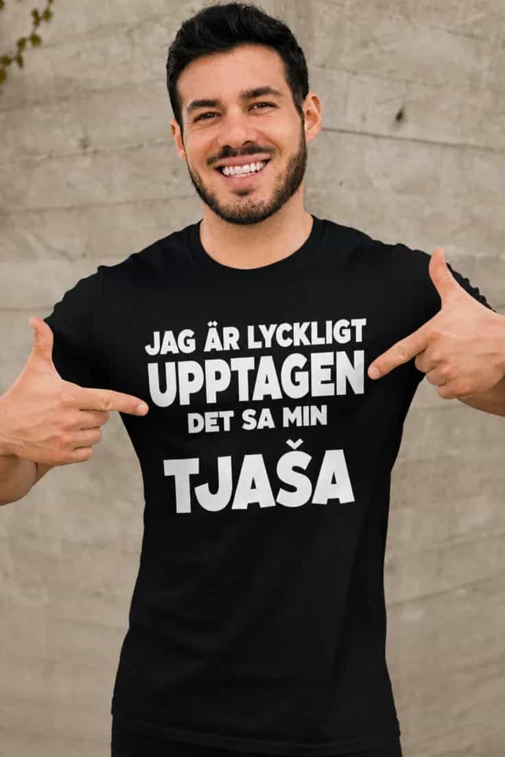 Rolig t-shirt Lyckligt upptagen med namn