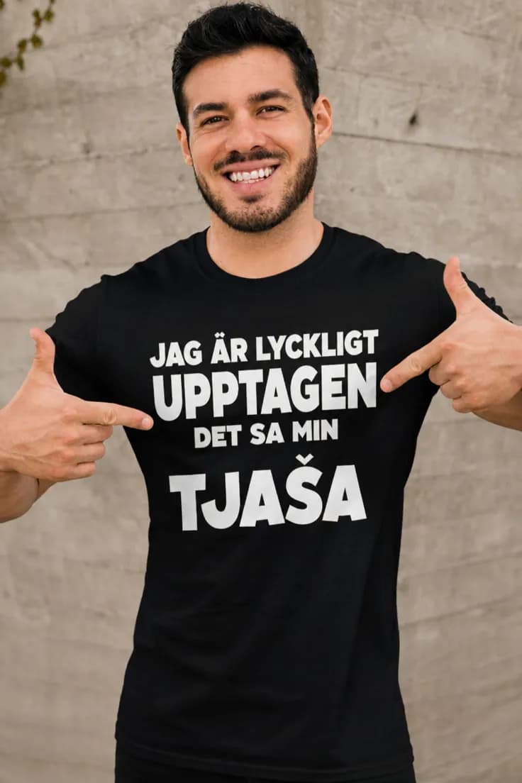 Rolig t-shirt Lyckligt upptagen med namn